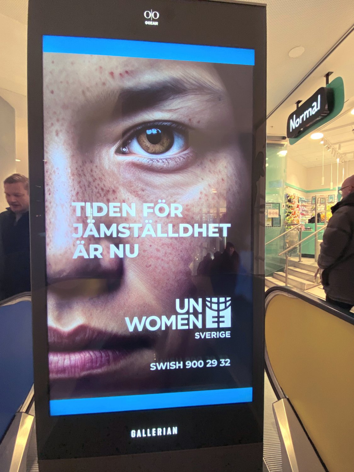 Un panneau numérique extérieur au centre commercial Gallerian, à Stockholm, diffusant la campagne en suédois, Tiden for jamstalldhet ar nu